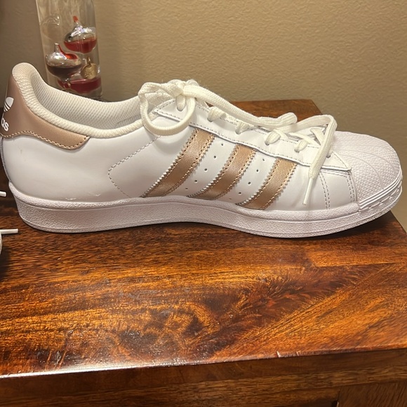 Adidas Superstars Tennis Shoes in White Copper Metallic, Size 8 - Picture 10 of 16